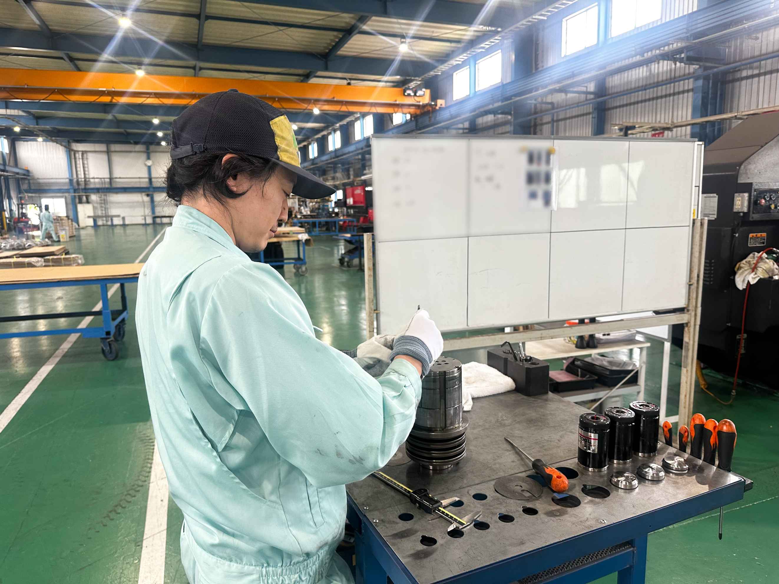 製造担当の業務風景