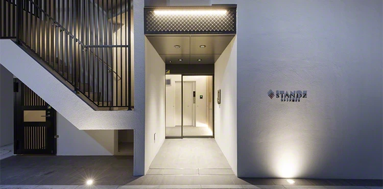 マンションエントランス上部の装飾パネル（デザインパンチングNo. 5040）