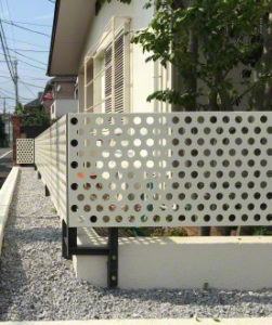 パンチングメタルを使用した一戸建てフェンスの事例