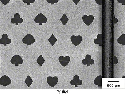 チタン箔へのトランプ柄微細加工とシャープペンシル0.5 mm芯との比較 孔サイズ：約600 μm 厚さ：5 μm