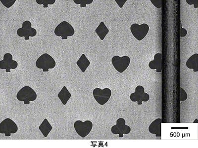 チタン箔へのトランプ柄微細加工とシャープペンシル0.5 mm芯との比較 孔サイズ:約600 μm 厚さ:5 μm