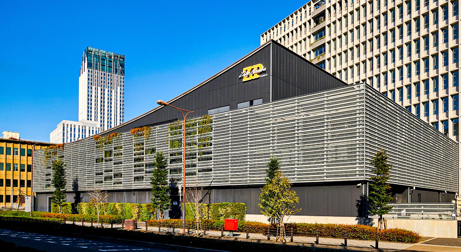 有孔折板の外装パネル製作事例(Zepp Namba(OSAKA)