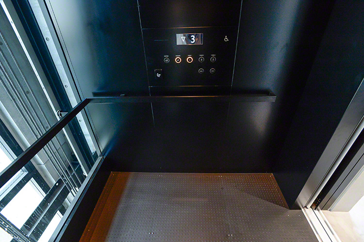 「FUJIFILM Creative Village」のエレベーター床パネルに、弊社のデザインエンボスを採用いただきました