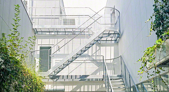 溶接金網（ワイヤーメッシュ）の階段手摺・フェンスの事例 まえばしガレリア