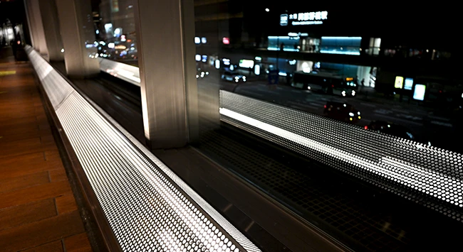 事例：有孔折板による安全柵/床面照明カバー（Peak型有孔折板）