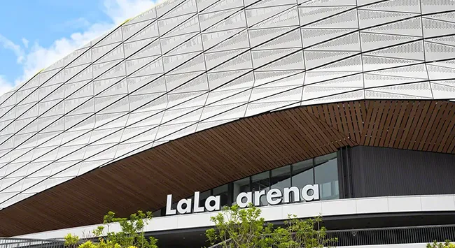 パンチングメタルの外装パネル・天井化粧材の製作事例【LaLa arena TOKYO-BAY】