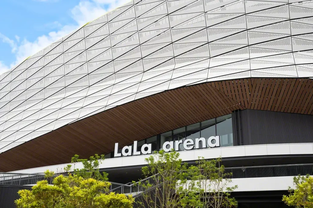 パンチングメタルの外装パネル・天井化粧材の製作事例【LaLa arena TOKYO-BAY】アップ