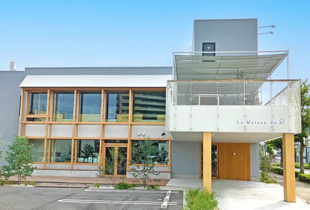 エキスパンドメタルの2階テラスフェンスの事例【La Maison du R】